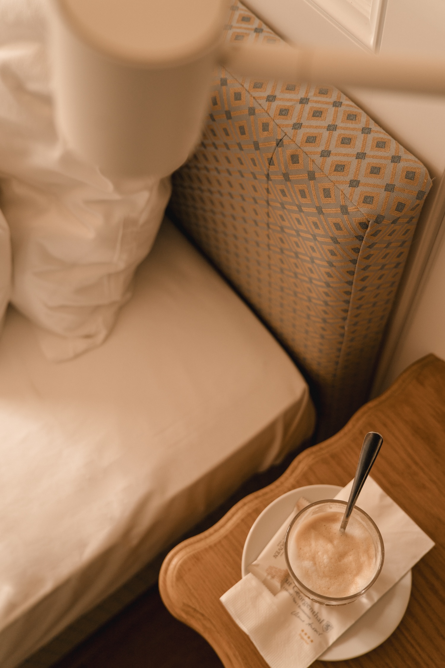 Bett & Morgenkaffee